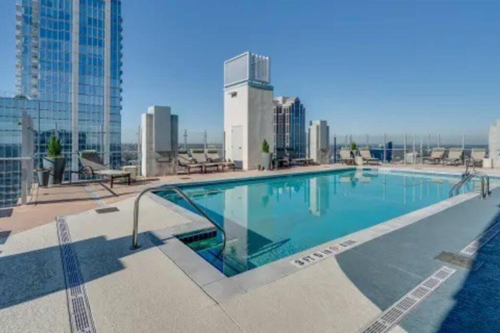una grande piscina sul tetto di un edificio di Downtown Getaway a Raleigh
