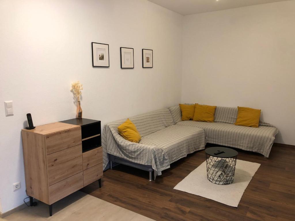 uma sala de estar com um sofá e uma mesa em Schöne Wohnung in Schwaigern em Schwaigern