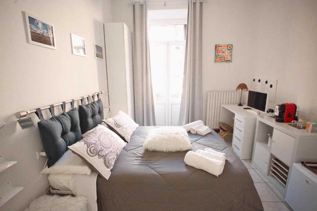 Cette chambre comprend un lit avec des oreillers. dans l'établissement Room in shared apartment, near Lecco, à Calolziocorte