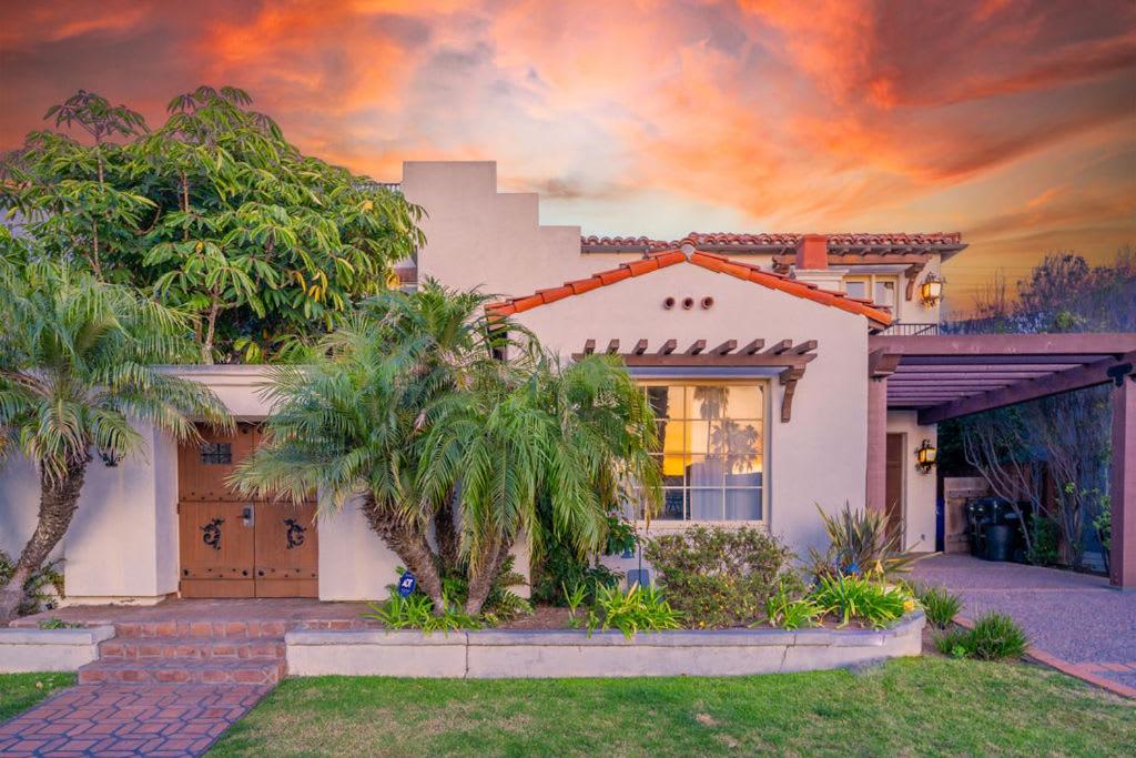 Biały dom z palmami przed nim w obiekcie Ocean View Spanish Beauty Half Block to Beach w mieście San Diego