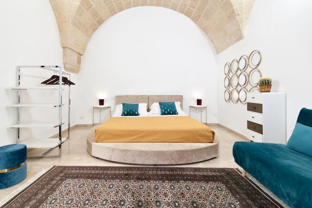 una camera con letto e divano di Kalinifta - Jacuzzi & Suites SIT a Lecce