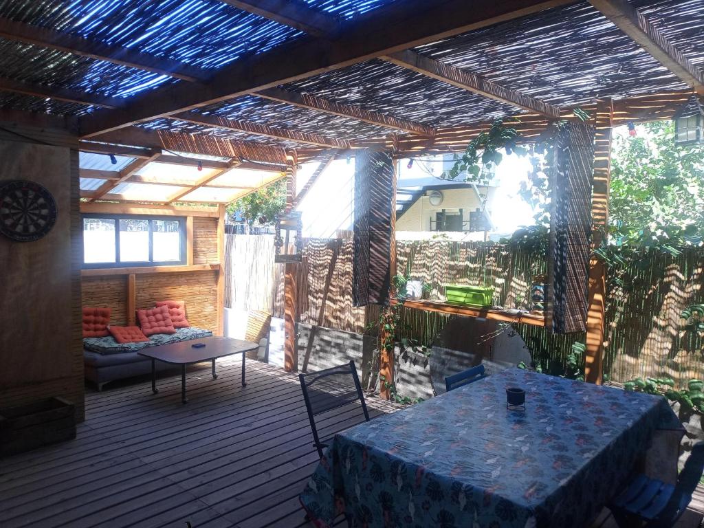 eine Terrasse mit einem Tisch und einem Sofa auf einer Terrasse in der Unterkunft Studio d'aqui et d'ailleurs in Perpignan
