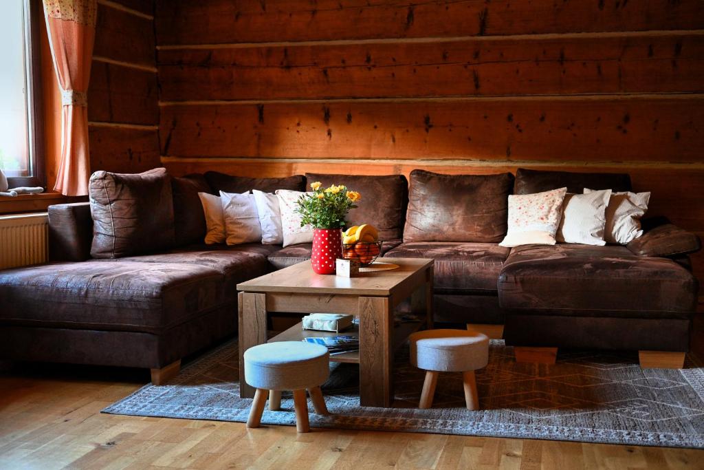 uma sala de estar com um sofá e uma mesa em Chalupa Tomas Ždiar em Ždiar