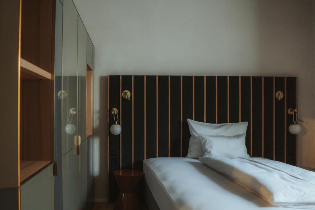 Postel nebo postele na pokoji v ubytování Arthotel Lasserhaus