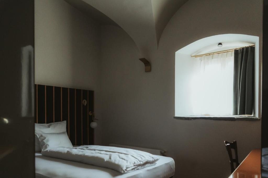 Postel nebo postele na pokoji v ubytování Arthotel Lasserhaus