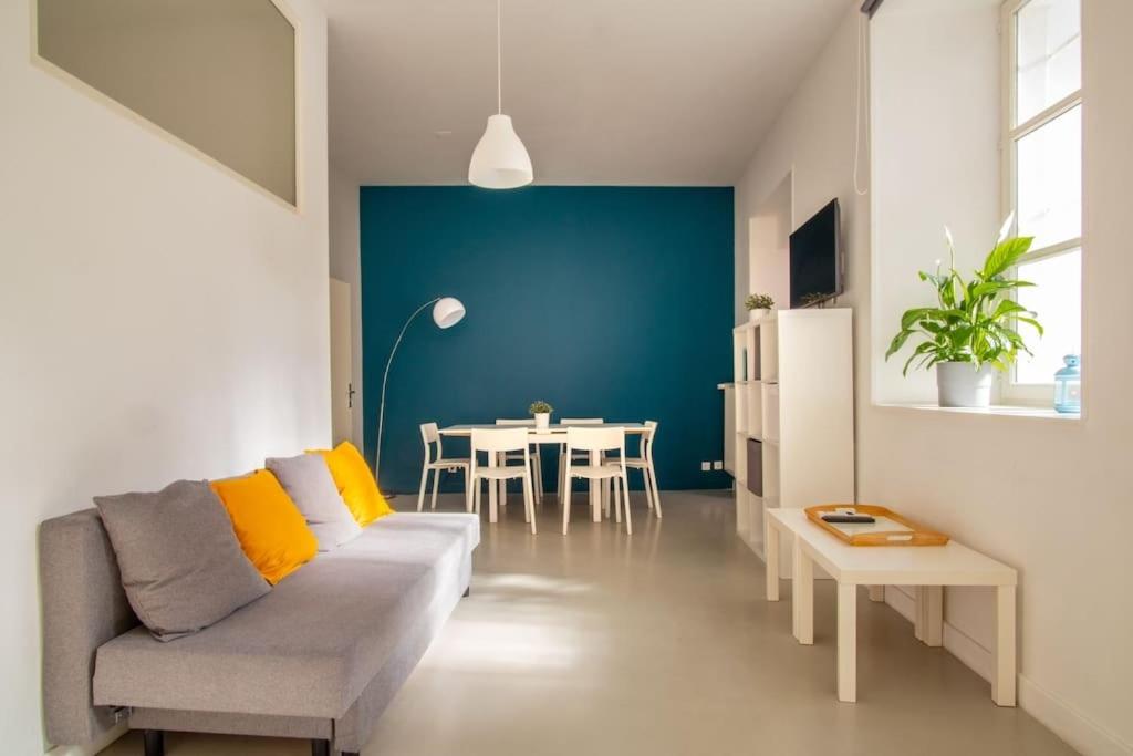 uma sala de estar com um sofá e uma mesa em Saint-Thomas 2 - Joli T2 dans Strasbourg em Estrasburgo