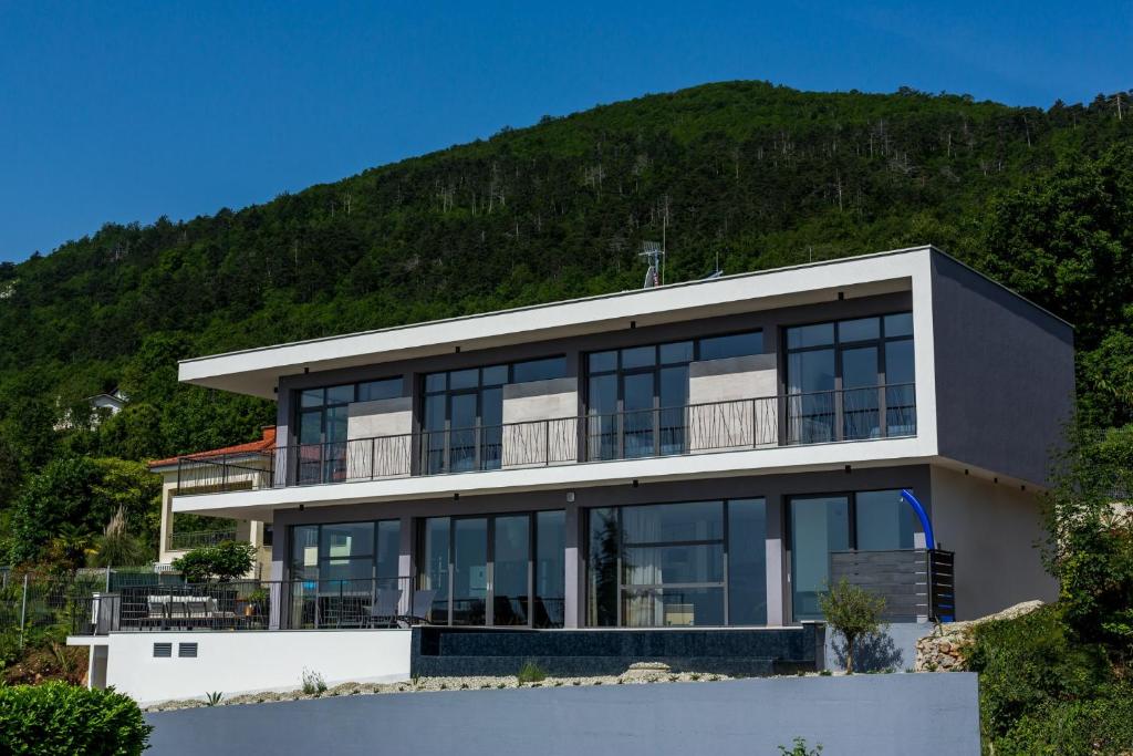 una casa al lado de una montaña en Extravagant Istria Villa - Villa Orska Prestige - 5 Bedrooms - Jacuzzi and Sauna - Opatija, en Ičići