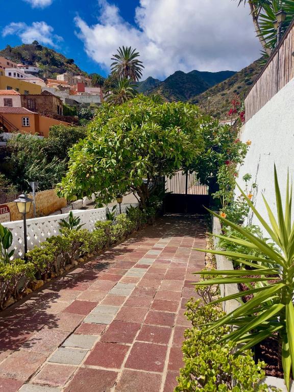 a walkway leading to a gate in a garden at Tamahuche Hotel Rural in Vallehermoso