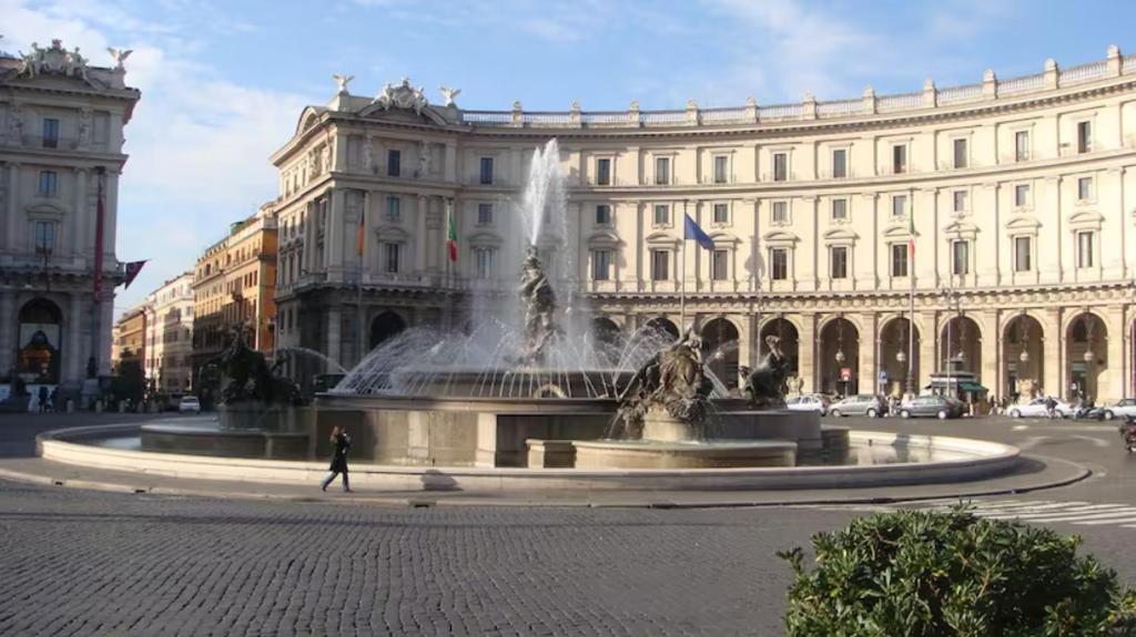 fontanna przed dużym budynkiem w obiekcie Princess house Roma w Rzymie