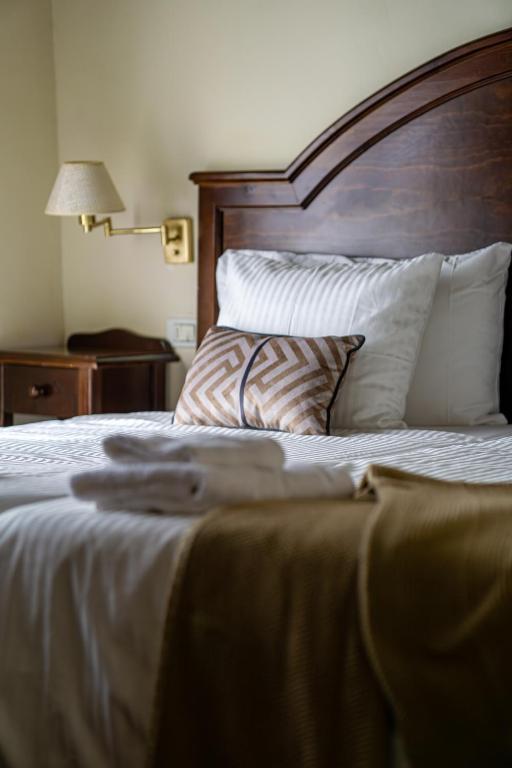 a bedroom with a large bed with a wooden headboard at Tamahuche Hotel Rural in Vallehermoso