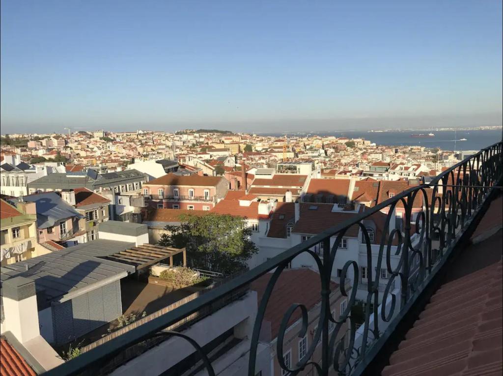 einen Balkon mit Stadtblick in der Unterkunft Estrela Panoramic Views by Homing in Lissabon