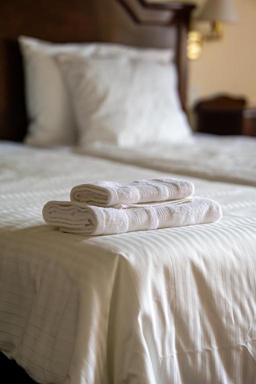 two towels sitting on top of a white bed at Tamahuche Hotel Rural in Vallehermoso