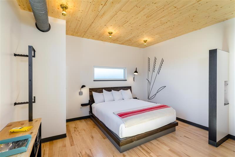 The LARK - Standard Queen Room