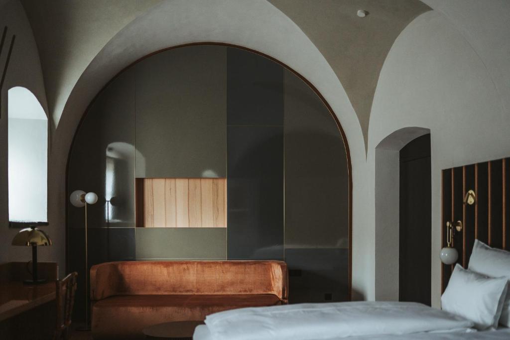 Postel nebo postele na pokoji v ubytování Arthotel Lasserhaus