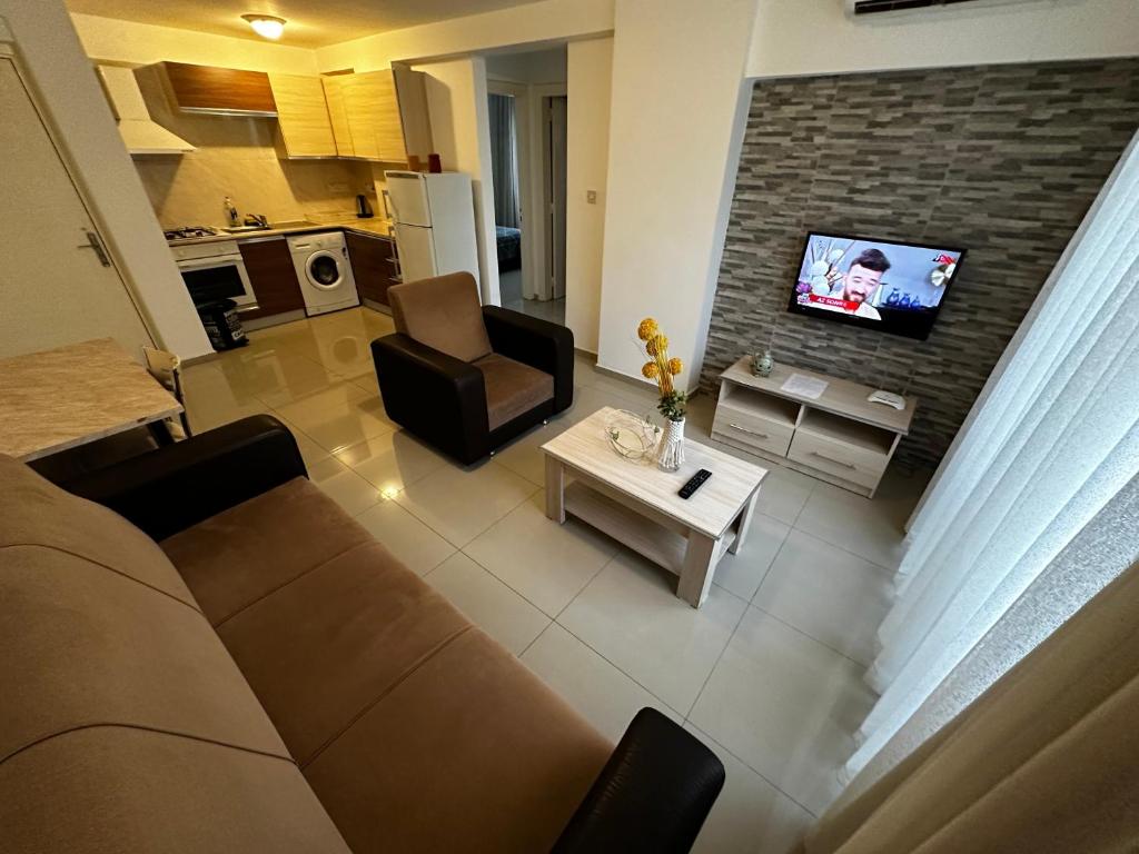 Kyrenia center, 2 bedroom, 1 living room, residential apartment tesisinde bir oturma alanı