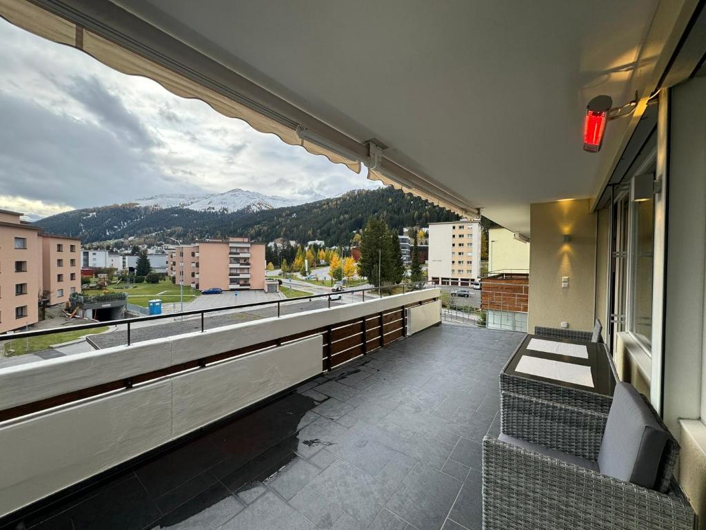 een balkon met uitzicht op de stad bij Luxury Apartment Davos in Davos