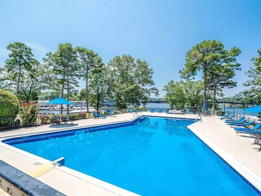 une grande piscine avec des chaises et des parasols dans l'établissement Perfect Couples Retreat - close to all amenities, à Hot Springs
