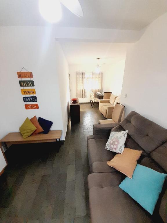a living room with couches and a couch in a room at APTO - 1,3 km da AFONSO PENA - 3 quartos com ar condicionado in Campo Grande