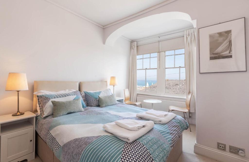 sypialnia z łóżkiem z ręcznikami w obiekcie Cliffhanger 18 Castle Road w mieście Cowes