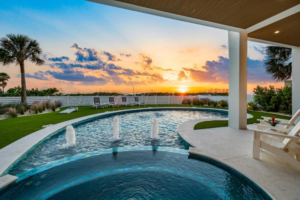 una piscina en una casa con puesta de sol en Sunset Blue, en Siesta Key