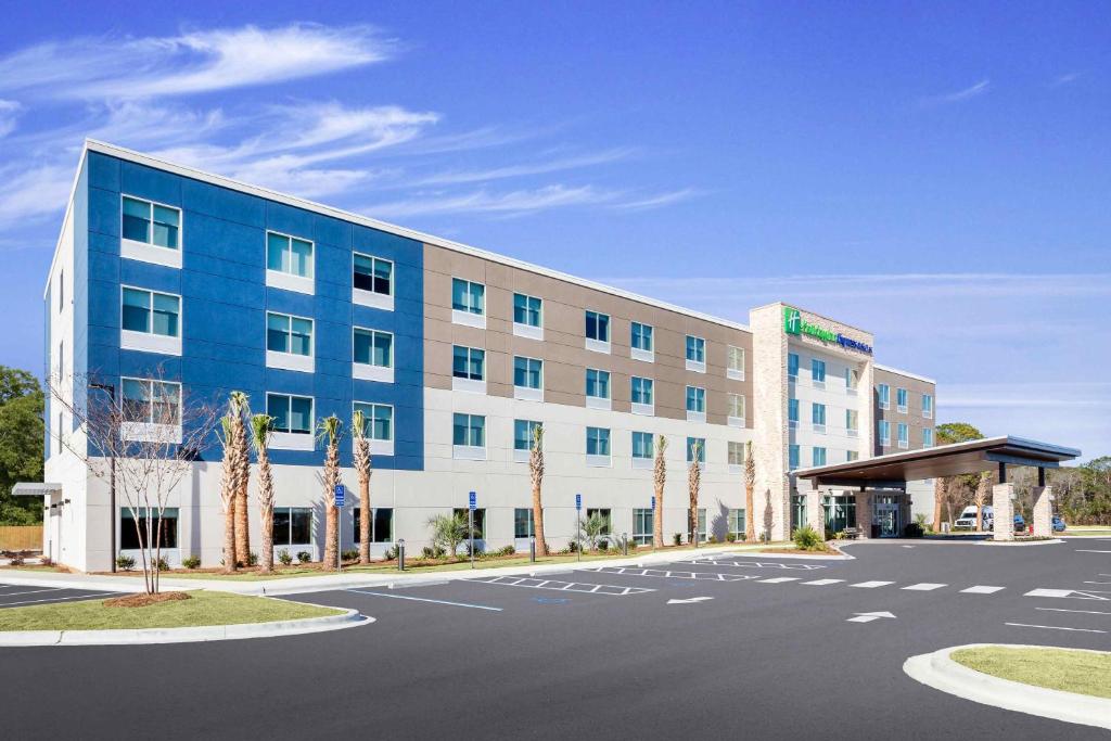 a rendering of a hotel with a parking lot at Holiday Inn Express & Suites Niceville - Eglin Area, an IHG Hotel in Niceville