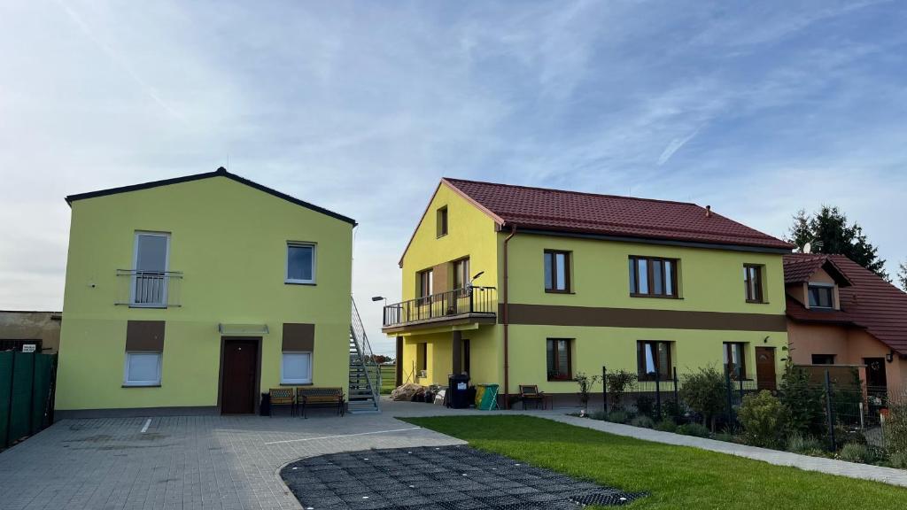 維斯特克的住宿－Apartment Golden Prague 78，两座黄色的房子彼此相邻
