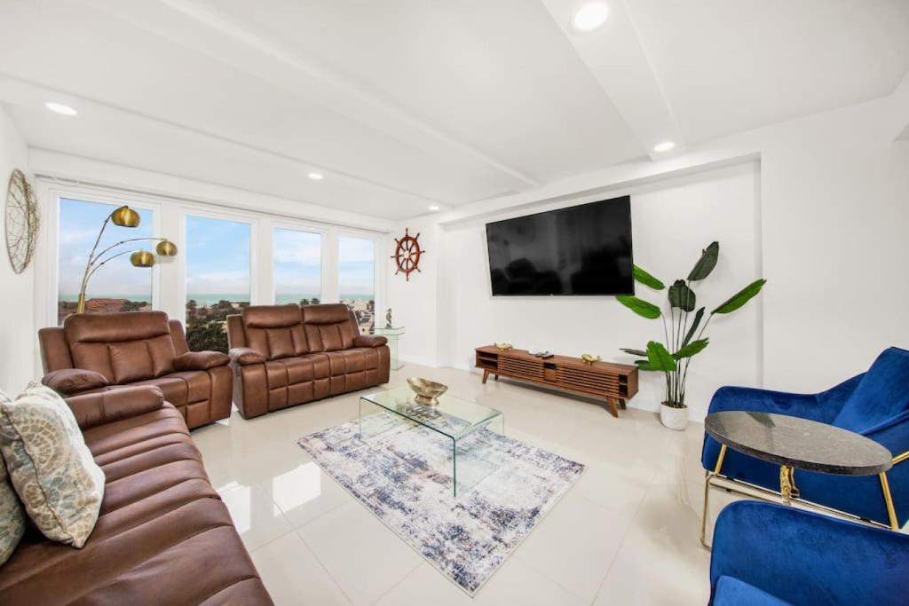 Μια τηλεόραση ή/και κέντρο ψυχαγωγίας στο Luxury 6th Floor Beachfront Condo Amazing Views