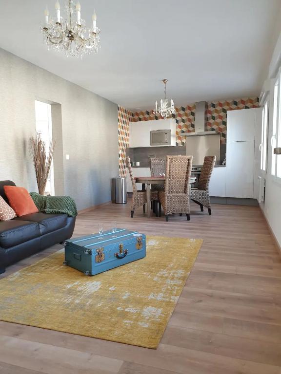 - un salon avec un coffre bleu au sol dans l'établissement Le JV 1 cayeux sur mer baie de somme 100m plage, à Cayeux-sur-Mer