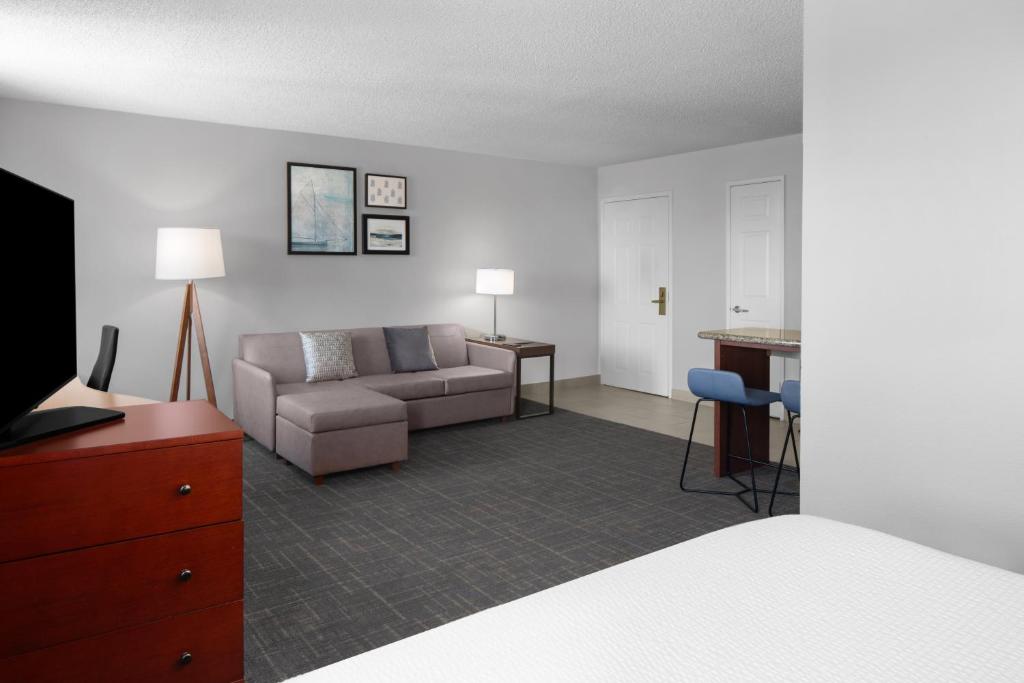 Residence Inn by Marriott San Diego Downtown - Deluxe Queen Studio With Sofa Bed
