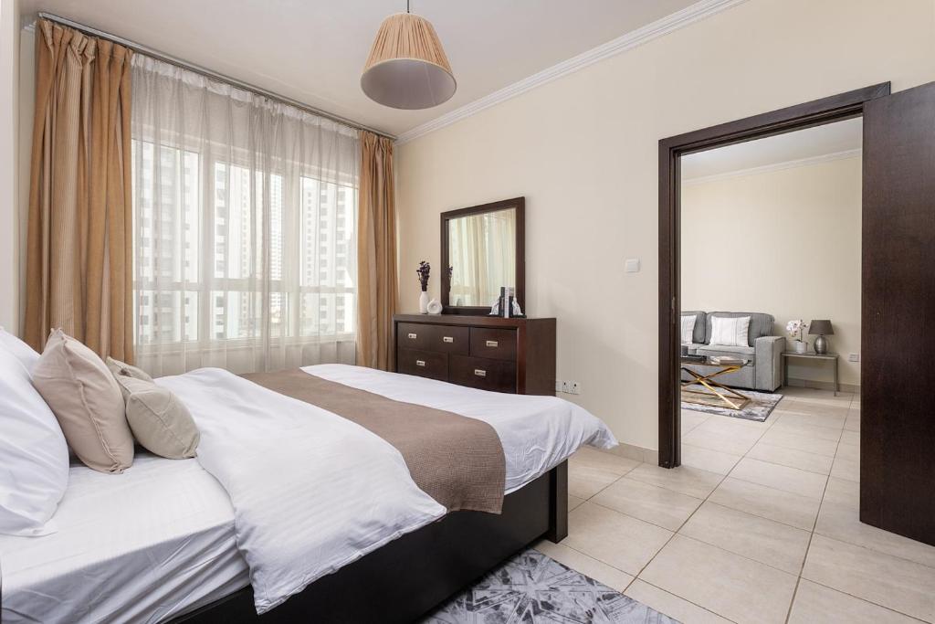 een slaapkamer met een groot bed en een spiegel bij Premium stay at the Marina Quays West in Dubai