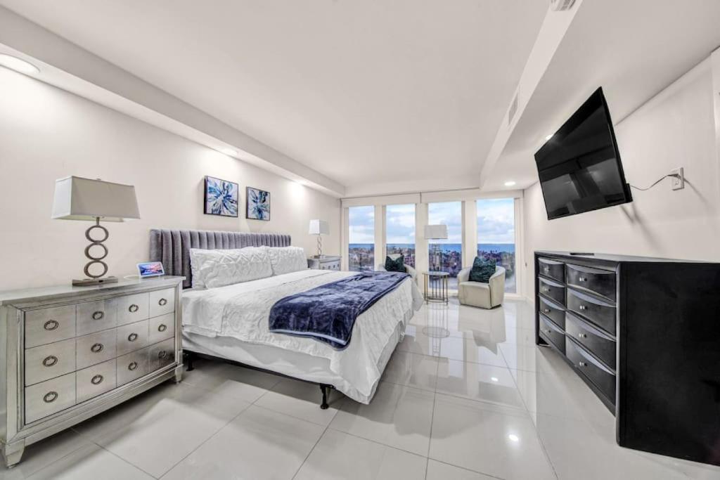 une chambre avec un grand lit et une télévision dans l'établissement Jackpot Beachfront Condo With Amazing Sunset Views, à South Padre Island