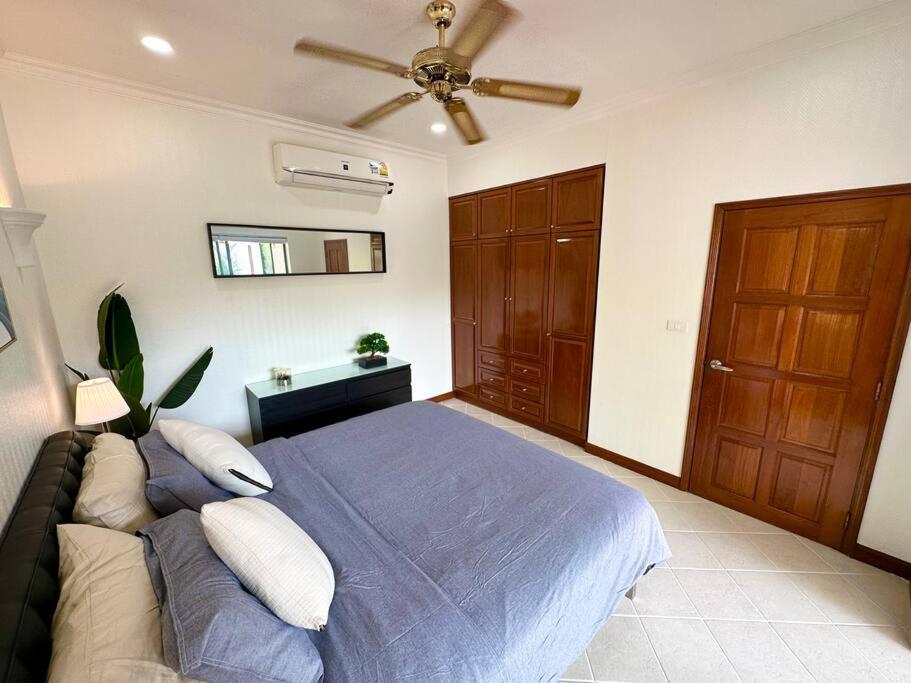 Postel nebo postele na pokoji v ubytování View Talay Villas - Luxury, 1 Bedroom - private pool villa, 500m from Jomtien beach - VTV 171