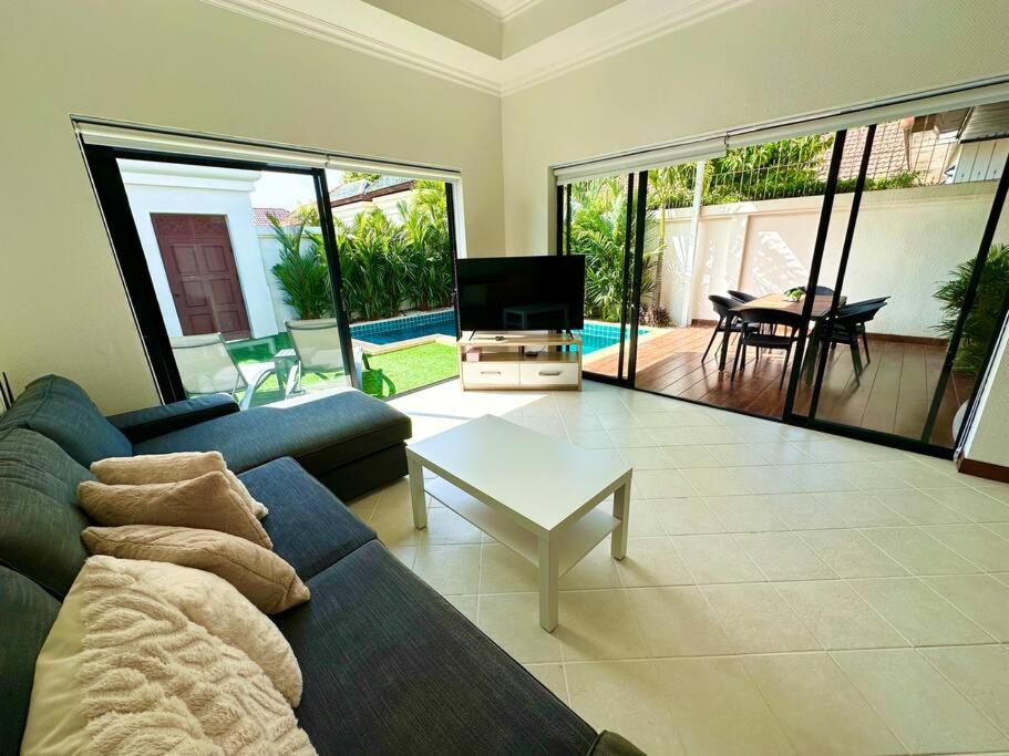 TV a/nebo společenská místnost v ubytování View Talay Villas - Luxury, 1 Bedroom - private pool villa, 500m from Jomtien beach - VTV 171