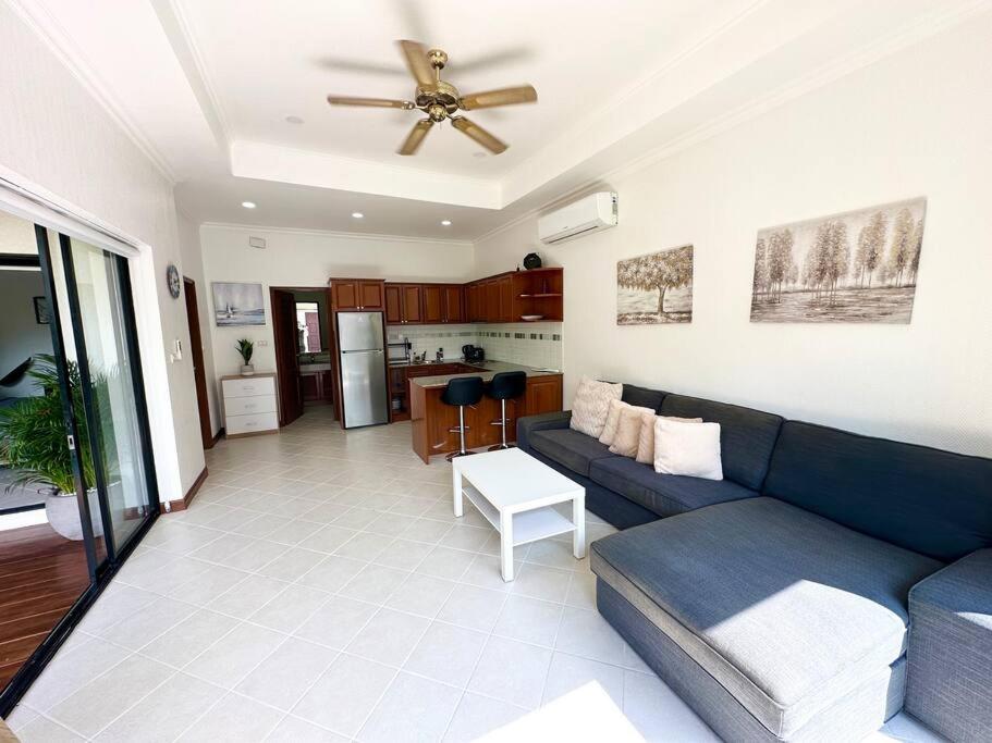 Kuchyň nebo kuchyňský kout v ubytování View Talay Villas - Luxury, 1 Bedroom - private pool villa, 500m from Jomtien beach - VTV 171