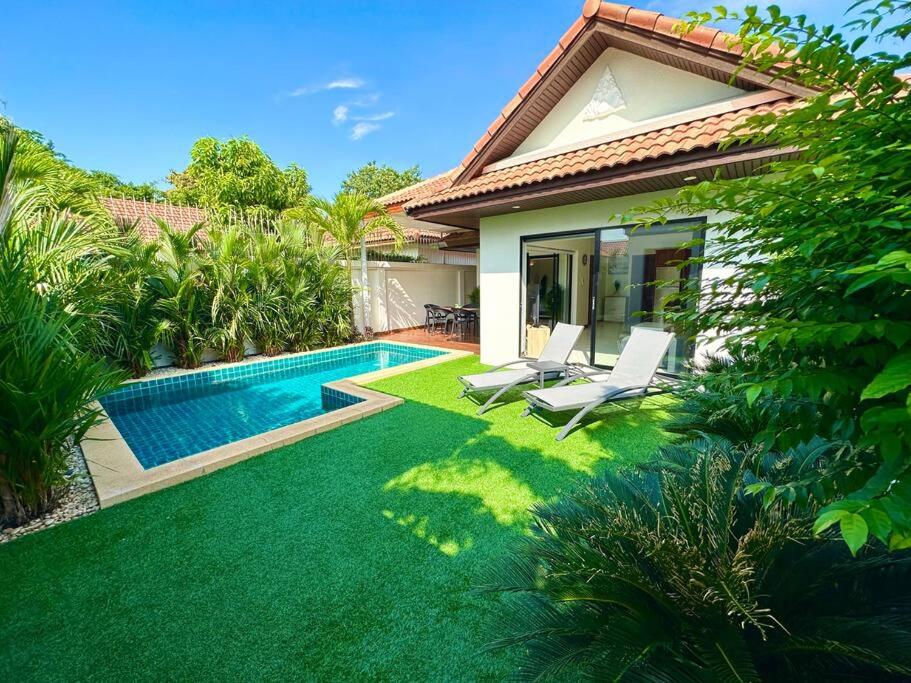Bazén v ubytování View Talay Villas - Luxury, 1 Bedroom - private pool villa, 500m from Jomtien beach - VTV 171 nebo v jeho okolí