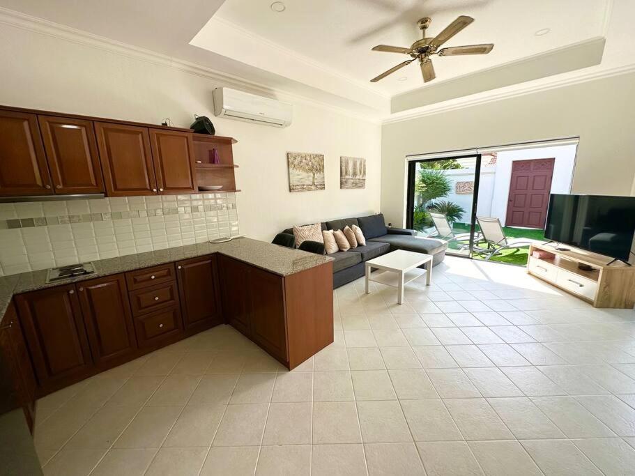 TV a/nebo společenská místnost v ubytování View Talay Villas - Luxury, 1 Bedroom - private pool villa, 500m from Jomtien beach - VTV 171