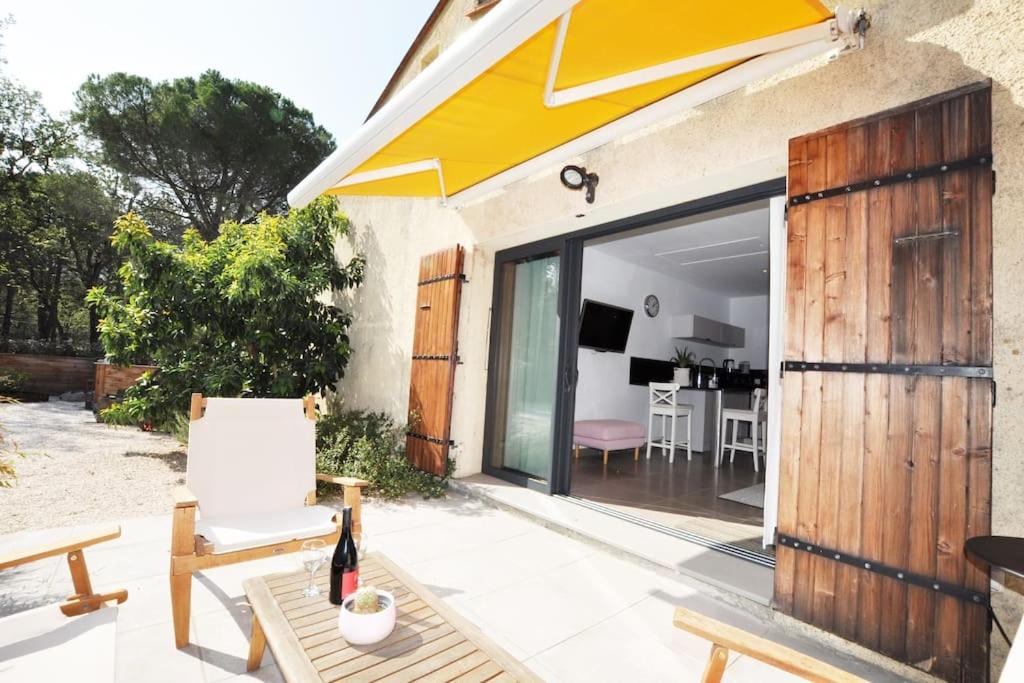 une terrasse d'une maison avec une porte coulissante en verre. dans l'établissement Evasion en milieu forestier, à Argelès-sur-Mer