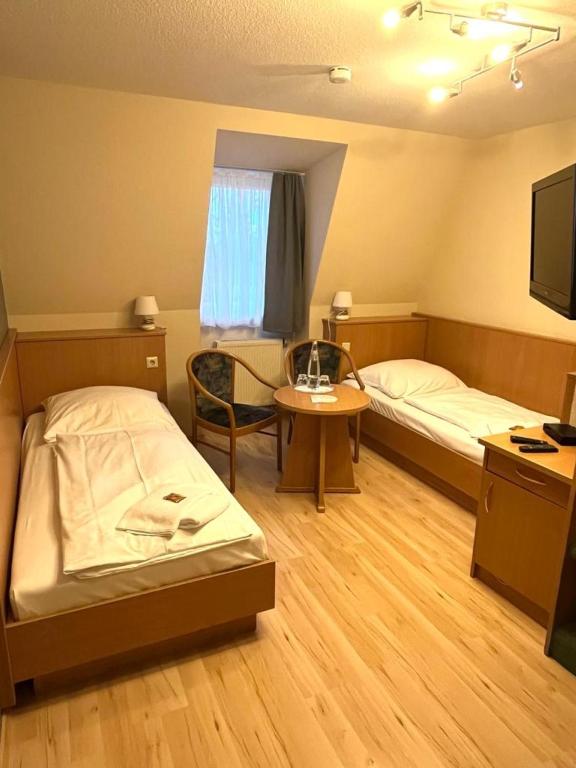 Postel nebo postele na pokoji v ubytování Hotel Alte Apotheke