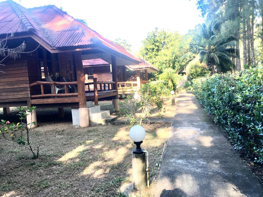 閣遙島的住宿－納姆托簡易別墅旅館，前面有路灯的房子
