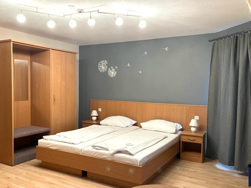 Posteľ alebo postele v izbe v ubytovaní Hotel Alte Apotheke