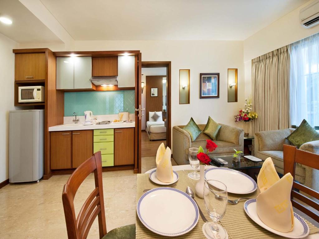 Kuchyň nebo kuchyňský kout v ubytování Grand Residency Hotel & Serviced Apartments