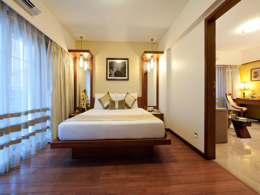 Postel nebo postele na pokoji v ubytování Grand Residency Hotel & Serviced Apartments