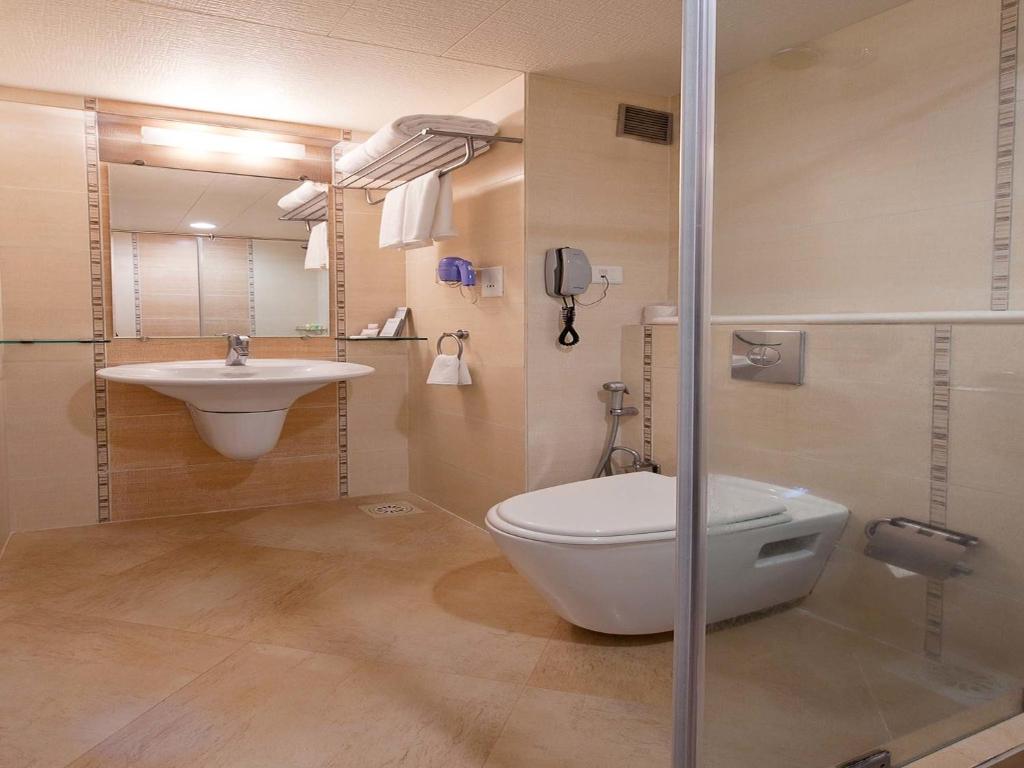 Koupelna v ubytování Grand Residency Hotel & Serviced Apartments