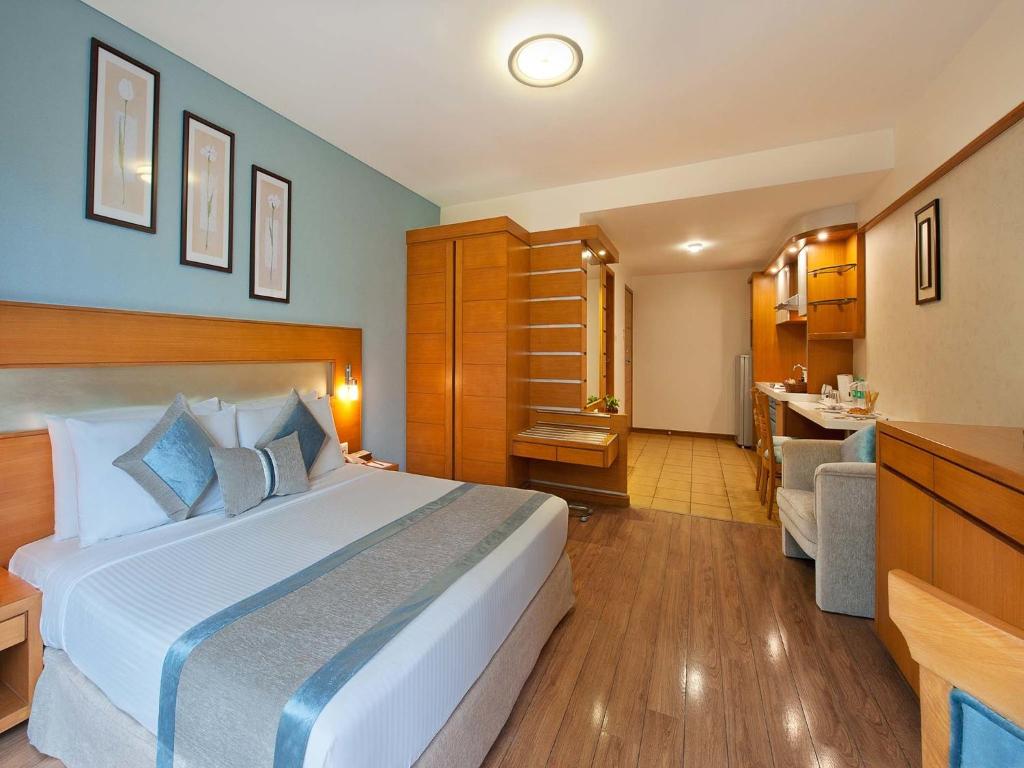 Postel nebo postele na pokoji v ubytování Grand Residency Hotel & Serviced Apartments