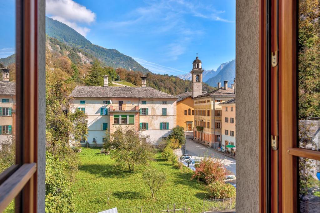 Vista generica sulle montagne o vista sulle montagne dall'interno della casa vacanze