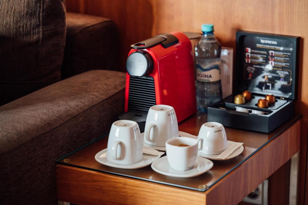 Příslušenství pro přípravu čaje a kávy v ubytování Peakture Hotel