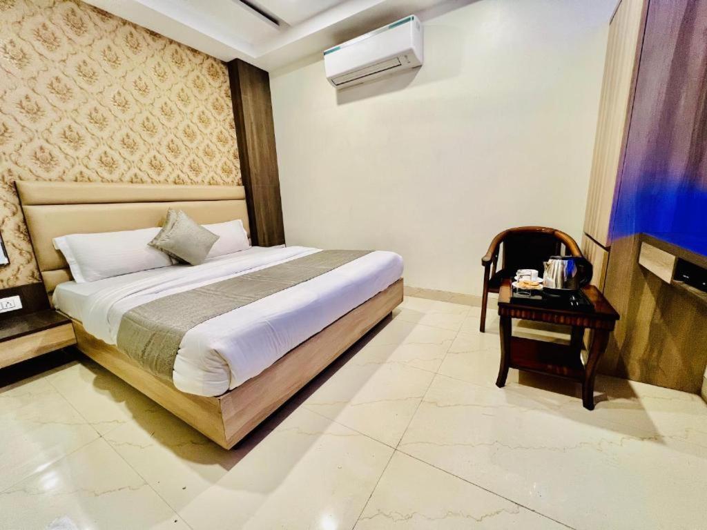 Postel nebo postele na pokoji v ubytování Hotel Apple Inn & Suites, New Delhi