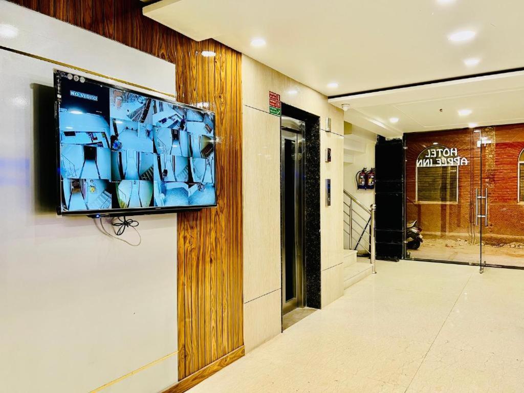 TV a/nebo společenská místnost v ubytování Hotel Apple Inn & Suites, New Delhi