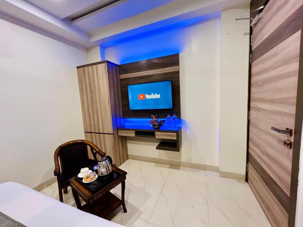 TV a/nebo společenská místnost v ubytování Hotel Apple Inn & Suites, New Delhi