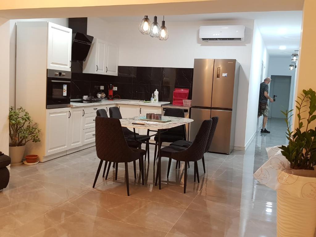 uma cozinha com uma mesa e cadeiras e um frigorífico em Mar y Sol Suites em Grao de Castellón